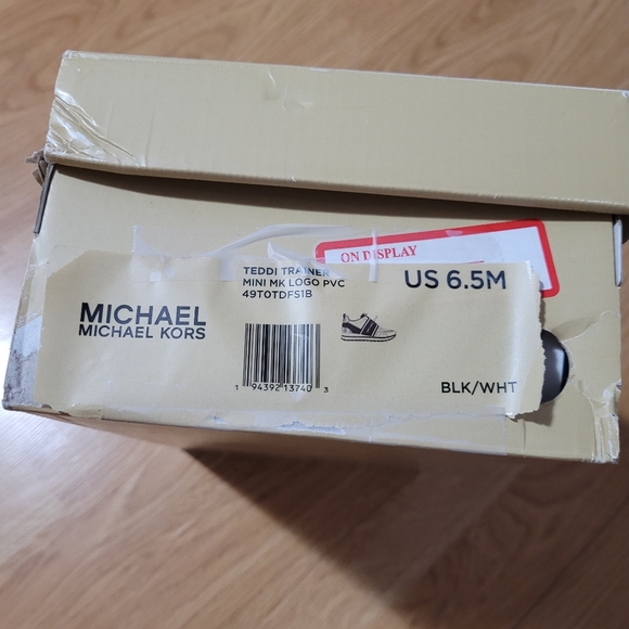 Very classy MK signature slides - Picture 5 of 5